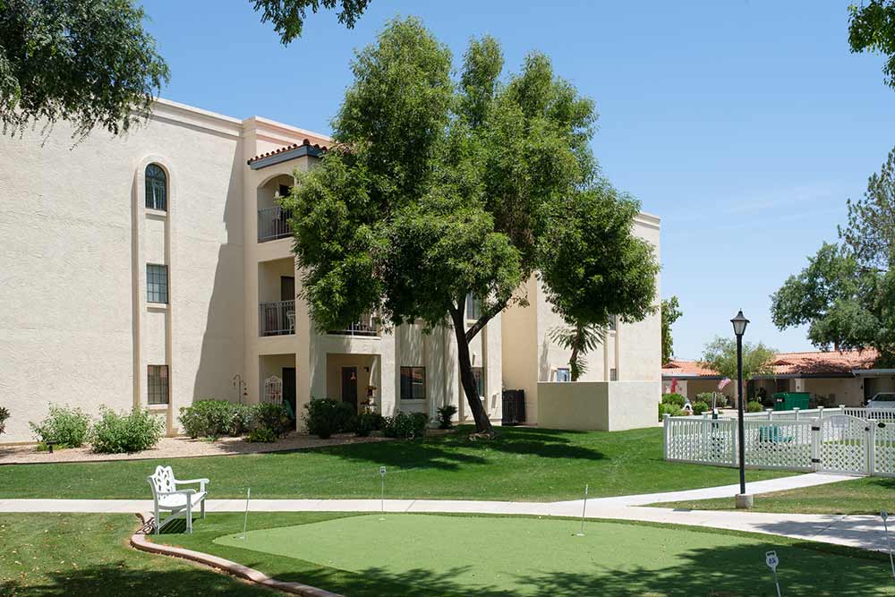 Photo of putting green & dog park at senior living community in Phoenix