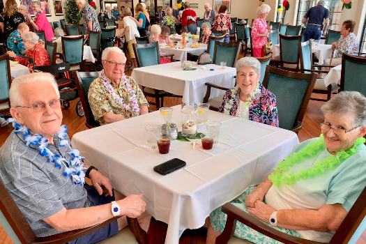 Residents dining together at Fellowship Square Independent Living in Surprise, AZ