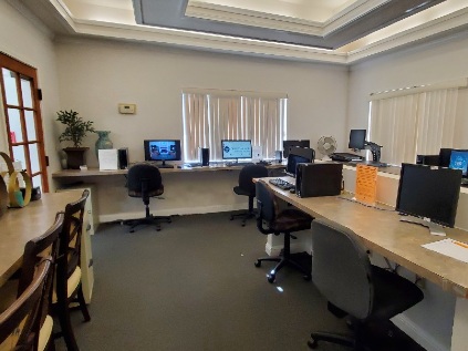 Photo of computer center for seniors at Fellowship Square Tucson