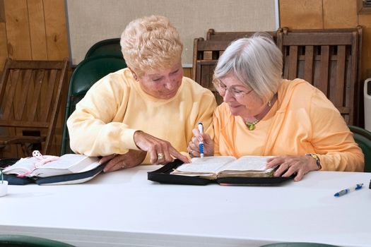 Photo of ladies enjoying Bible study at Fellowship Square nonprofit senior living in Arizona